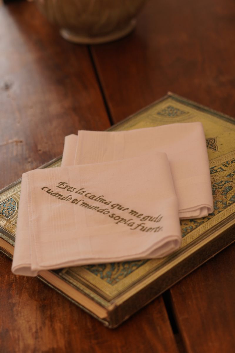 Pañuelo Bordado con Frase